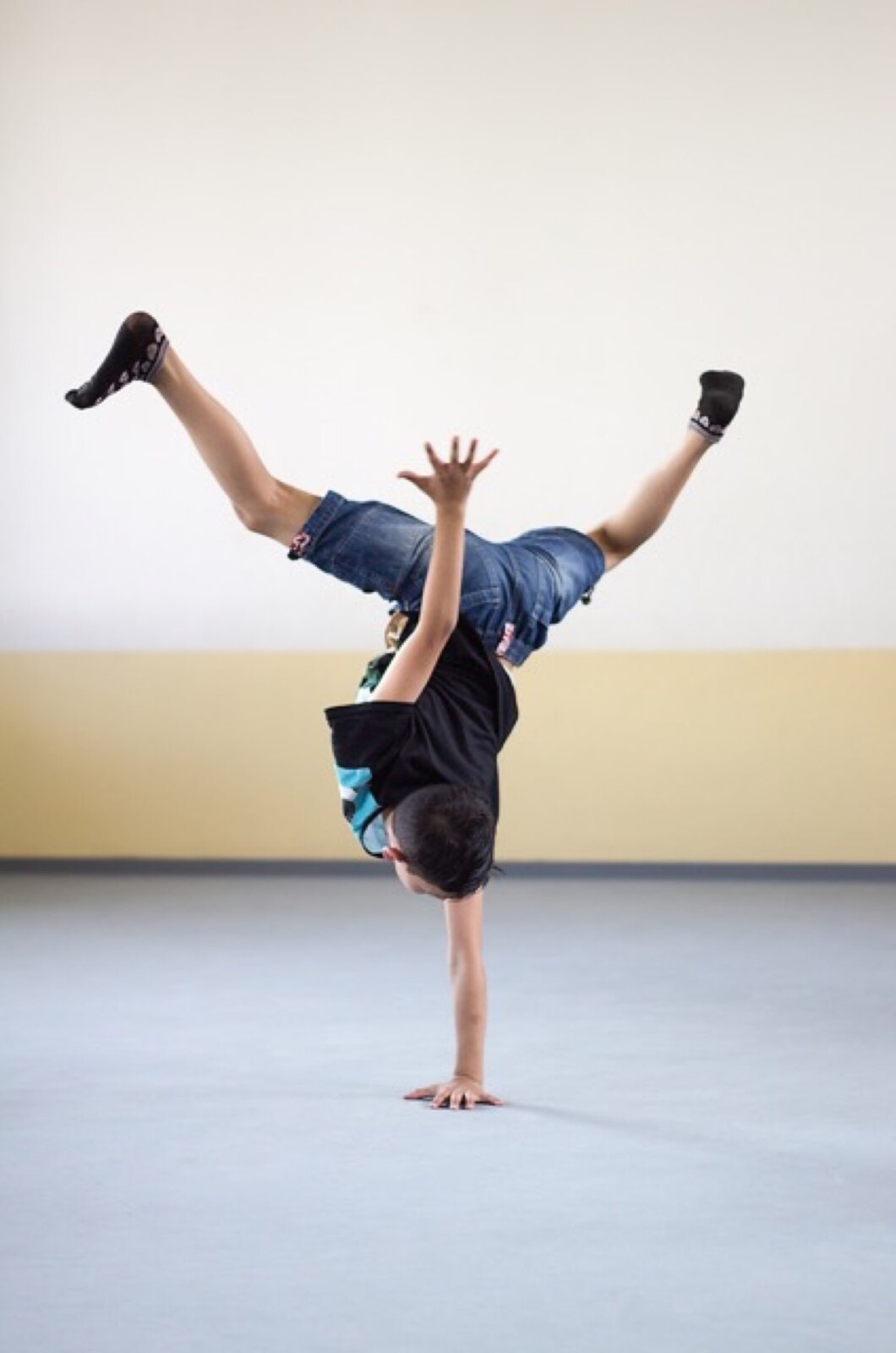 Junge Breakdance über Kopf auf einer Hand