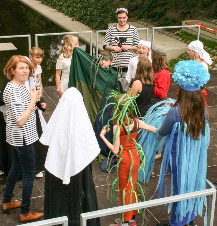 Gabriele Jasper steht mit ihrer Theatergruppe zusammen