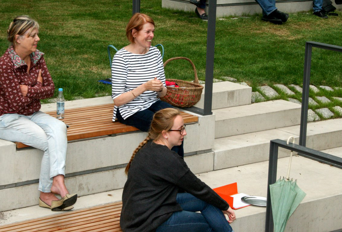 Gabriele Jasper sitzt auf der Zuschauertribüne