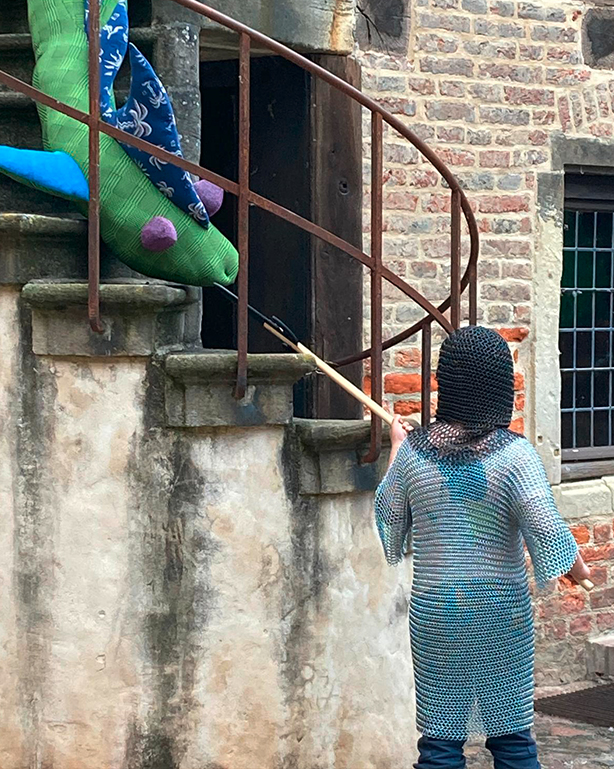 Theater Burg Vischering, Kind als Ritter bekämpft den Drachen