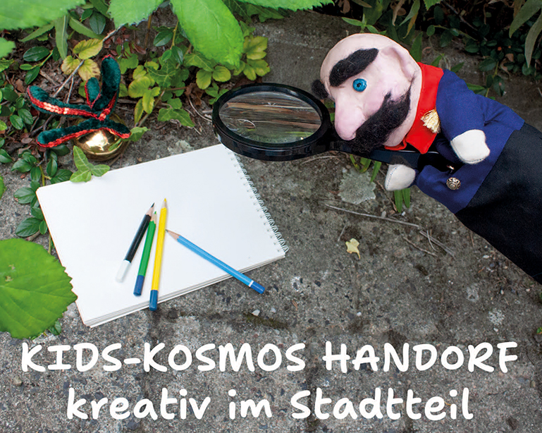 Kids-Kosmos Handorf Handpuppe Kasperle hält eine Lupe in der Hand